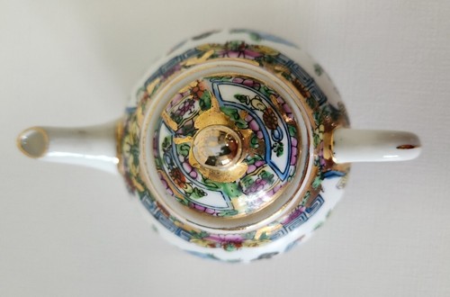 Vintage Porcelain Miniature Chinese 8 Piece Tea Set in Brocade Box - Picture 11 of 24
