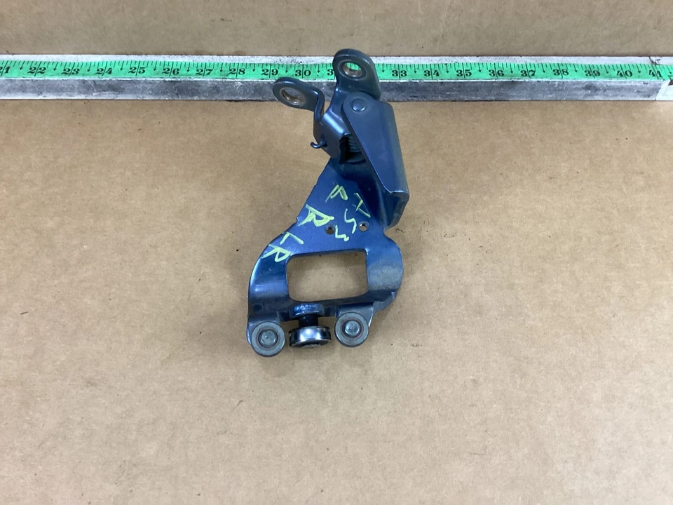 2011-2020 Toyota Sienna Rear Left Side Sliding Door Center Roller Hinge OEM - Image 4 of 4