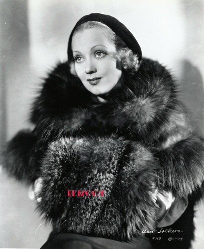 Photo 1930s Fashion Fur Coat 