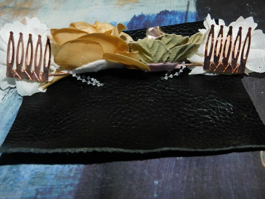 Peine floral metálico Free People para boda - precio de venta sugerido por el fabricante 48 USD Foto 3 de 3