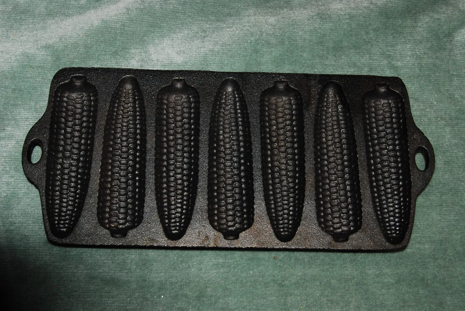 Cast Iron 7 Slot Corn Bread Pan / Cornstick Mold