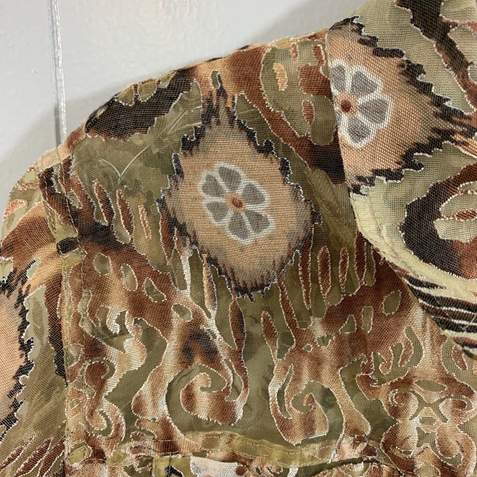 Top Alfred Dunner Petite Marrón Estampado Animal Burnout Manga Larga Con Botones 12P Foto 4 de 4