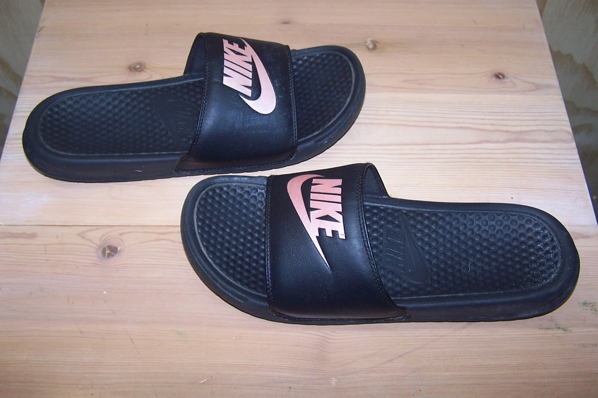 Nike flip on sale flops red gold