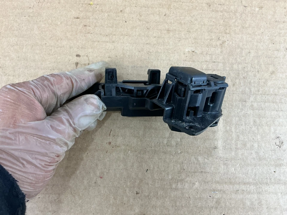 2011 - 2016 BMW 535i F10 xDrive trava de caixa de luvas frontal 1600086 fabricante de equipamento original - Imagem 4 de 4