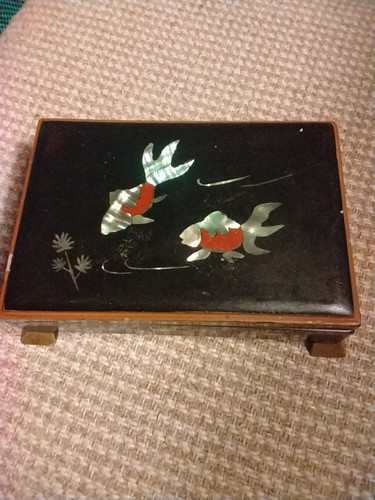 JAPANESE JEWELRY BOX FISH VINTAGE BLACK LACQUERED KOI MOTHER Of PEARL 