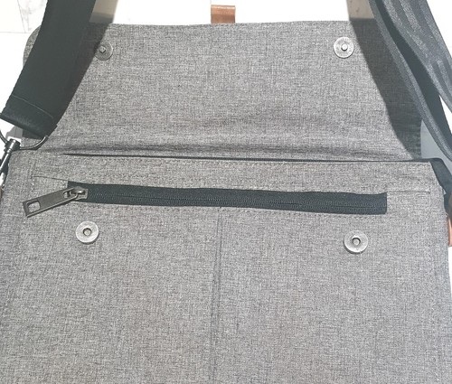 PKG Laptop Messenger Bag 14" Grey Fabric Crossbody Strap Adj To 50" Padded - Afbeelding 3 van 16