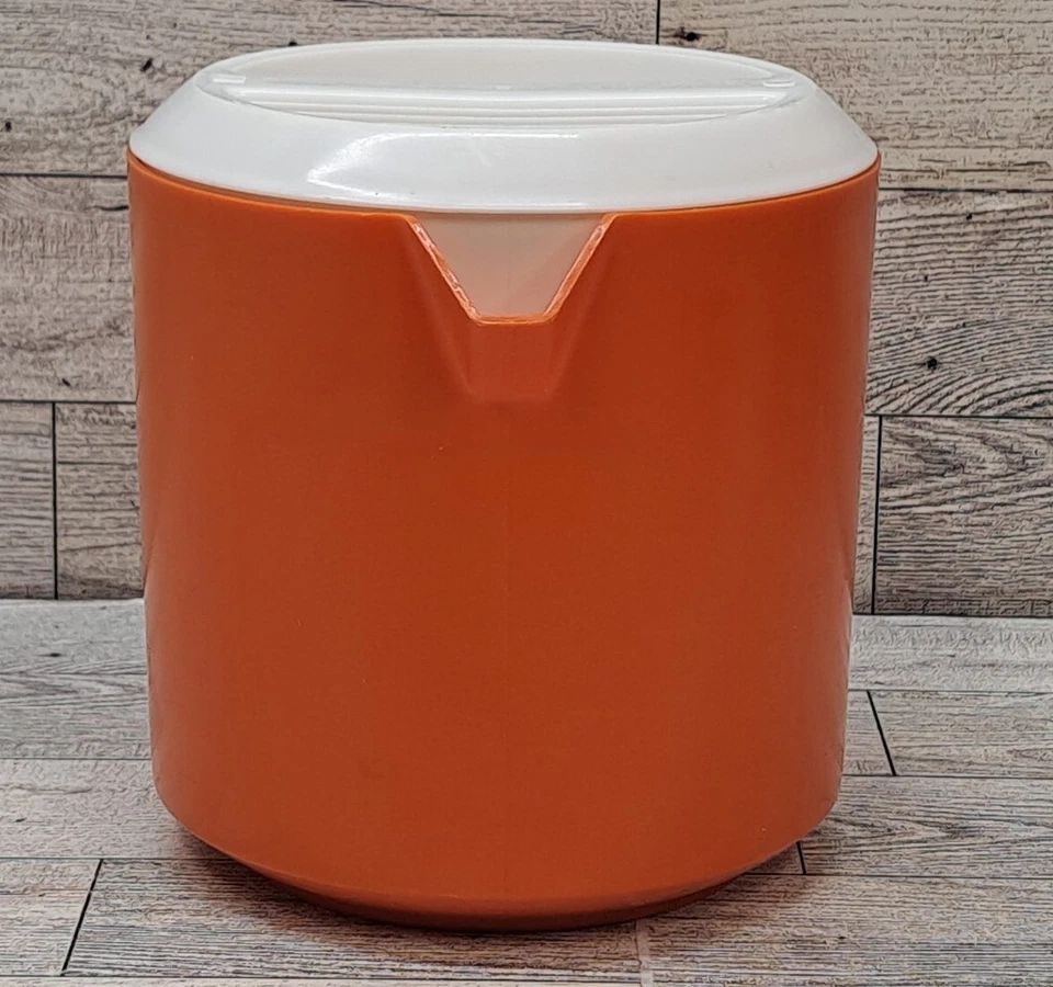 Rubbermaid #2745 VINTAGE Orange & White 1.5 Qt Pitcher w/ Slotted Lid 122307 - Image 3 of 4
