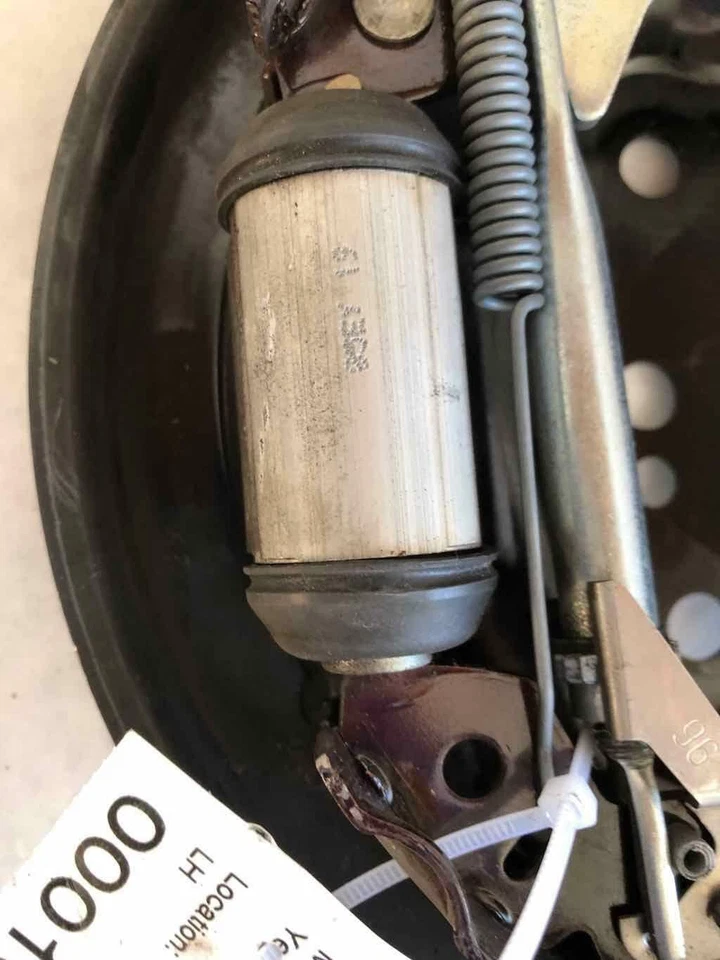 Placa de apoio disco de freio traseiro Ford Fiesta 2012 driver lado esquerdo LH fabricante de equipamento original - Imagem 3 de 4