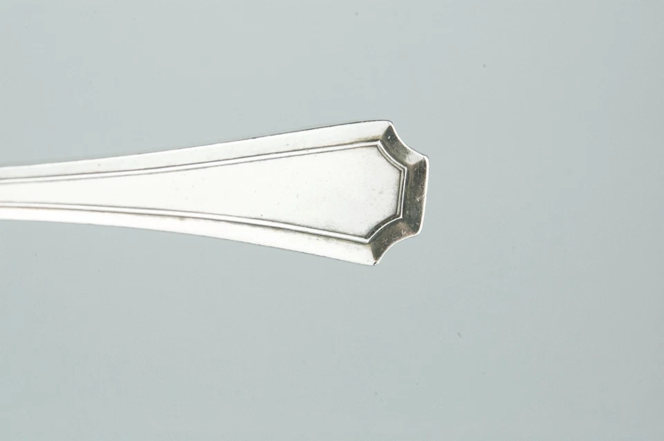 Cuchara bebé Durban de plata de ley de 4 1/2" con patrón Colfax Foto 4 de 4