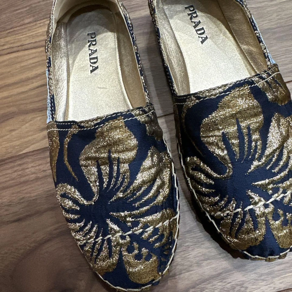 Sapatos femininos Prada 6,5 EUA floral espadrille dourado marinho - Imagem 2 de 4