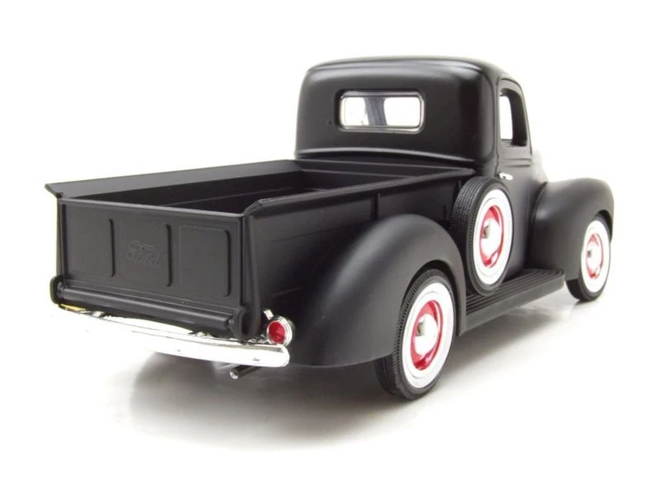 Ford Pick Up 1940 Matt Nero Modellino 1:18 MotorMax - Immagine 2 di 4