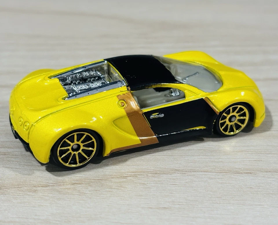 2007 Hot Wheels Bugatti Veyron Mystery Models Series Yellow Near Mint !! - Image 2 of 4