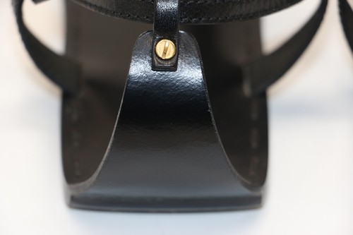 Sandali Tom Ford neri in pelle e metallo dorato con cinturino a T piatto EU 40,5 US 8,5 - Foto 12 di 23