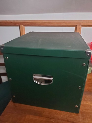 Menge 2 Byers Choice Caroler Eigentumswohnung Figur Aufbewahrungsbox und Caroler Risers