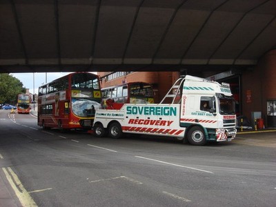 Foto A2 kaputter Bus wird zurück nach Westbourne Park Garage Kens abgeschleppt c2010