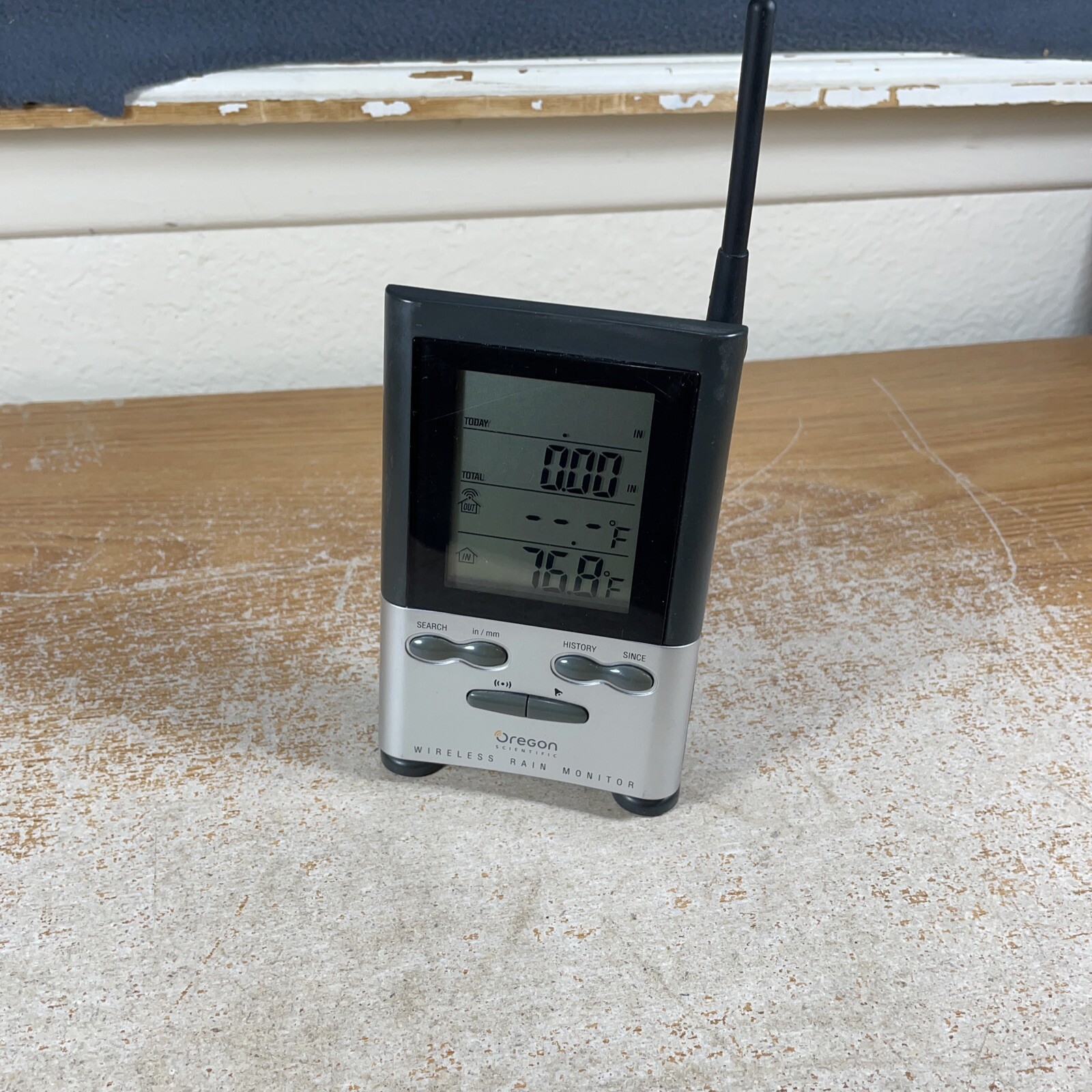 Oregon Scientific Wireless Rain Gauge Monitor & Stand RGR126
