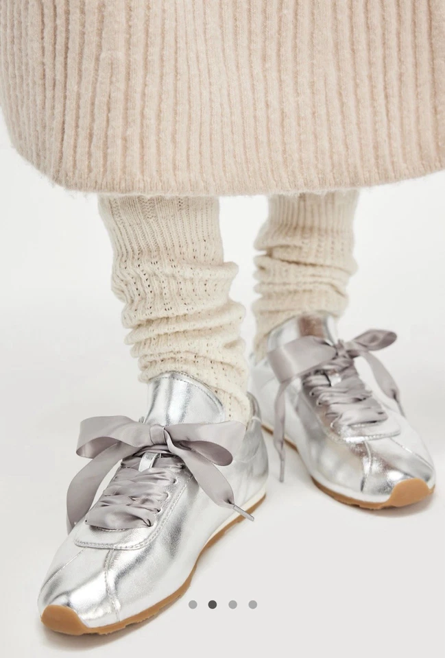 Tênis Free People Jeffrey Campbell Maisie prata metálica com cadarços de cetim - Imagem 3 de 4