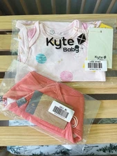 *NIB* Bundle 2 Kyte Baby Melon Bib & 6-12m Short Sleeve Bodysuit In Sakura Space