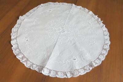 EXQUISITE ALTE HANDARBEIT FEINLEINEN RONDELL WEISSTICK NADELSPITZE 46CM R44