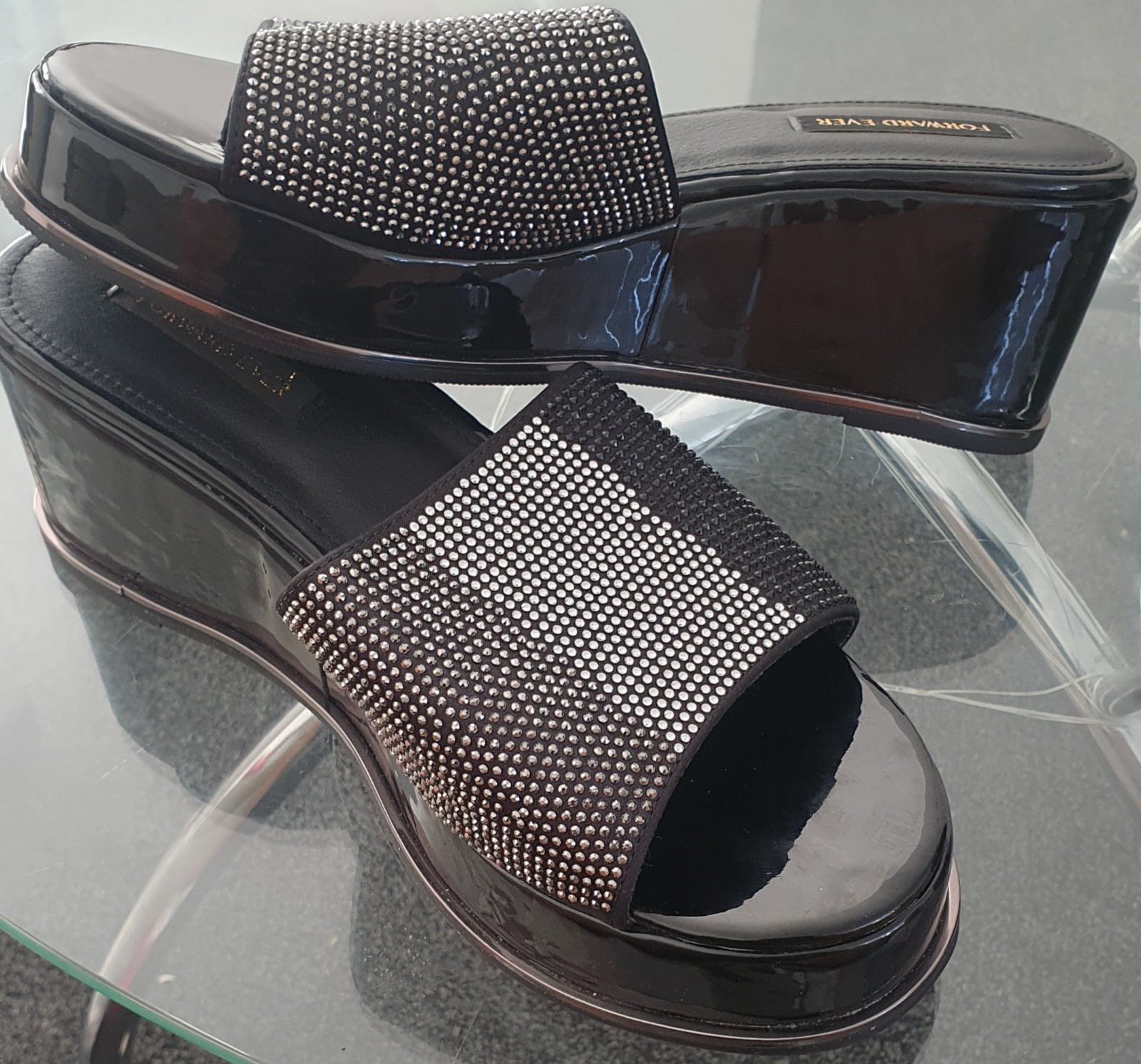 SAOLA Sandali neri con zeppa piatta suola comoda. Nuovo. UK taglia 8