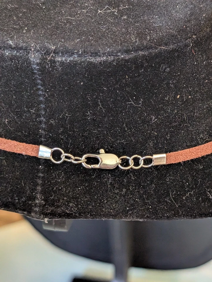 Colgante de plata de ley de piedras preciosas verdes gaspeita real en cadena de gamuza sintética hecha a mano Foto 3 de 4