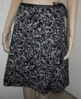 Big Discount BLACK WITH WHITE FLORAL PRINT SKIRT SIZE SMALL