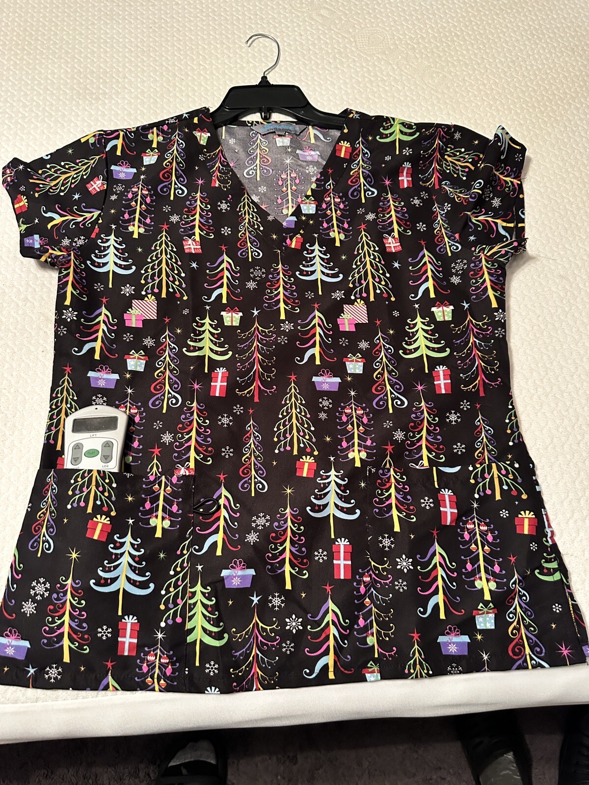 Serene Uniforms Women’s Christmas Trees Gifts Scrub Nurse Vet Tech Brand New