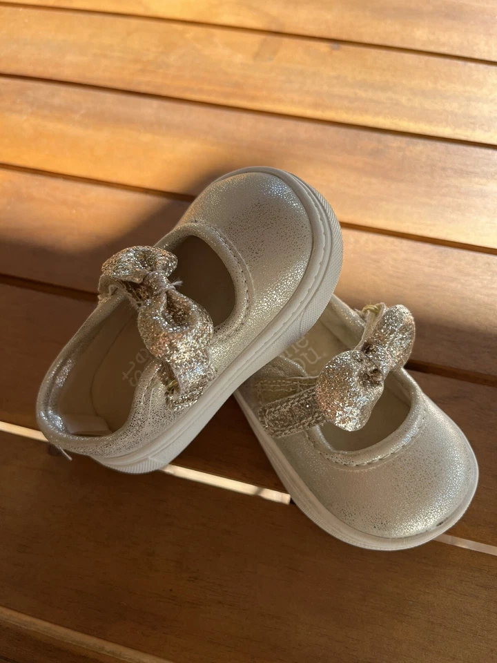 Zapatos de vestir Carter’s para niñas pequeñas dorados metálicos brillo pajarita talla 3 Foto 2 de 4