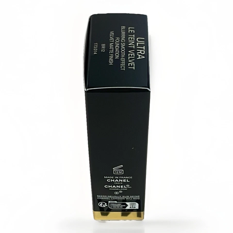 Chanel Ultra Le Teint Velvet Blurring Smooth-effect Foundation Velvet Matte 30mL - Image 3 of 4