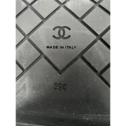 Sandali Chanel 2023 in pelle di vitello trapuntati con zeppa e logo taglia 39C - Foto 16 di 17