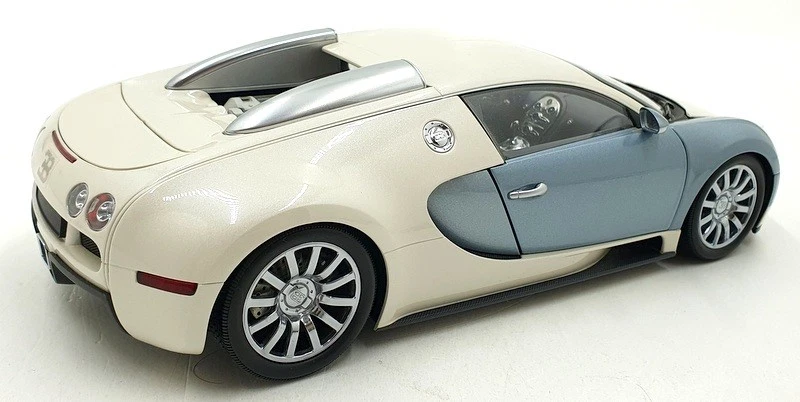 Minichamps 1/18 Scale 519 101100 - Bugatti Veyron Top Gear - White/Blue - Image 2 of 4