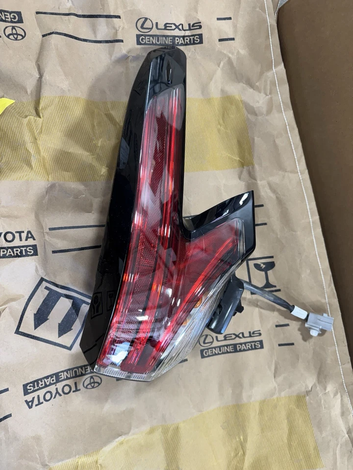 Luz trasera genuina 2021 2022 Toyota Sienna LE XLE OEM pasajero exterior derecho Foto 4 de 4