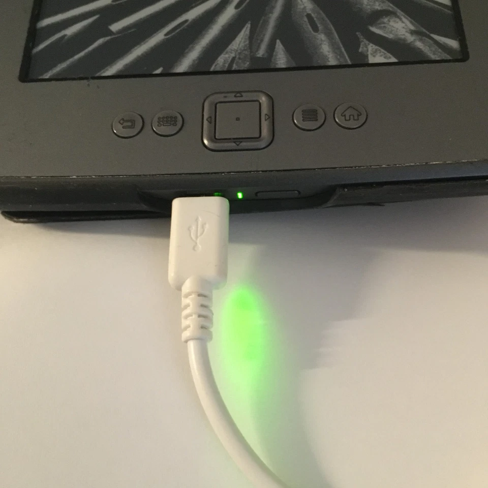 Amazon D01100 Kindle 4th Generation 2GB Wi-Fi 6 Inch eBook Reader Graphite - Image 2 of 4