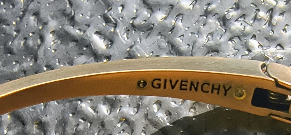 PAQUETE: Pulsera Givenchy, Pendientes a Juego, Aros de Estrás y Bolso de Perfume Foto 2 de 4