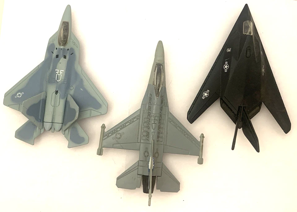 Avión diecast Maisto General Dynamics F-16 Night Falcon Lightning Nighthawk Foto 2 de 4