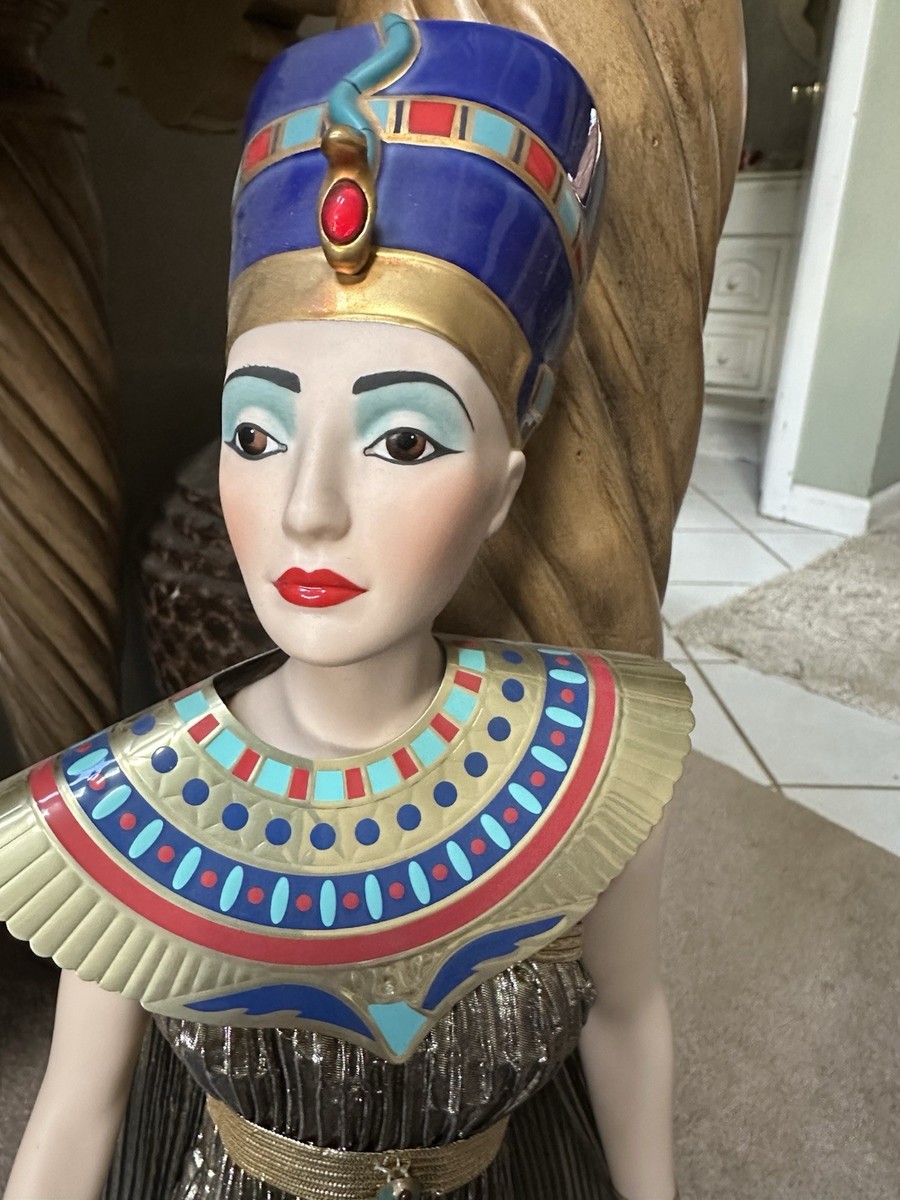 Franklin Mint フランスの銀貨 La Reine Néfertiti Franklin Mint Nefertiti Egyptian Queen Porcelain Figure Statue