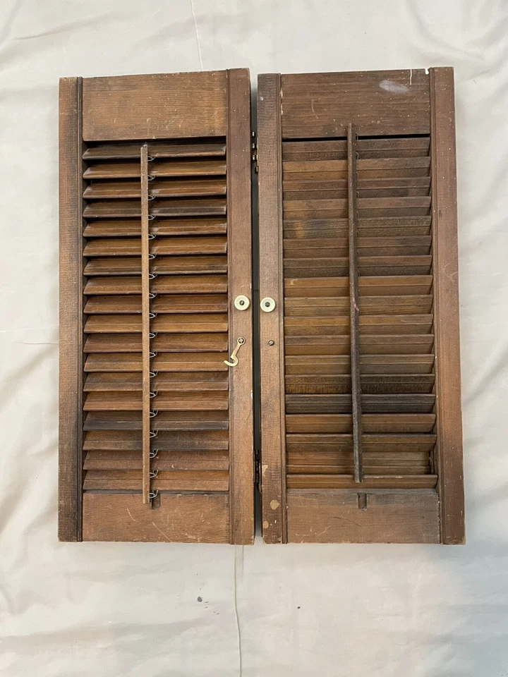 Persianas de madera 24x20 ligeramente angustiadas de colección plantación huracán con persianas Foto 2 de 4