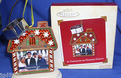 Hallmark Photo Holder Ornament El Portafoto de Nuestra Familia 2003 Our Family