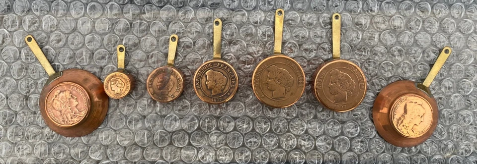 RARE casseroles miniatures cuivre motifs pièce de monnaie de 1877 à 1912  - Immagine 2 di 4