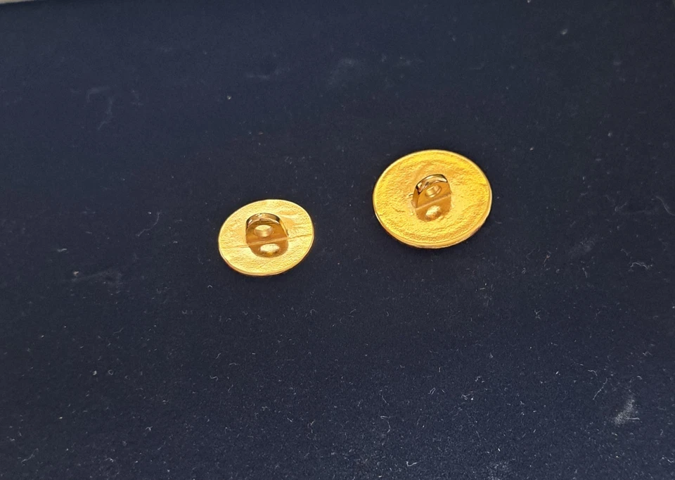 GIANNI VERSACE Vintage 2 Ösenknöpfe Orig. Medusa Gold Metall, sehr edel TOP - Bild 3 von 3