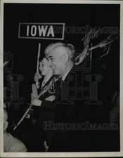 1936 Press Photo Howard Jones Enjoys GOP Convention, Seen with Lester Dickinson