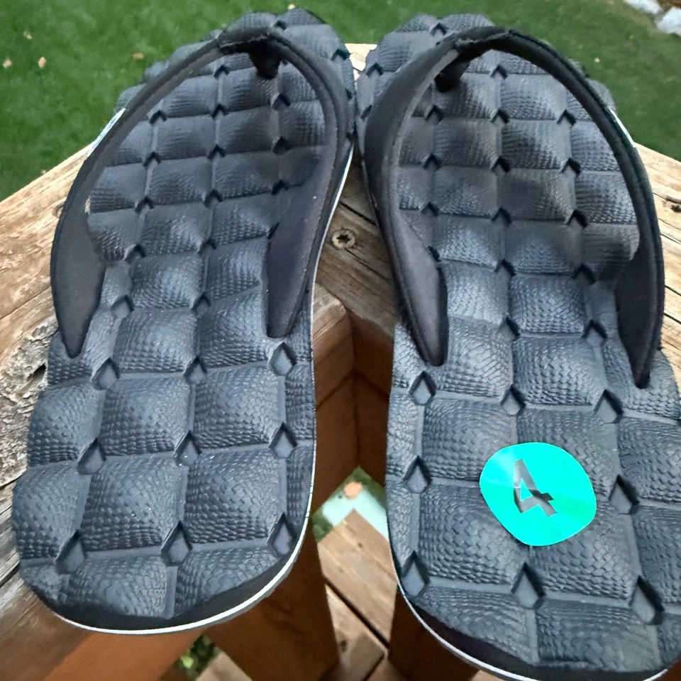 NWT Volcom Kids Black Cushioned Flip Flops Sandals Size 4 Childrens Comfort - Image 4 of 4