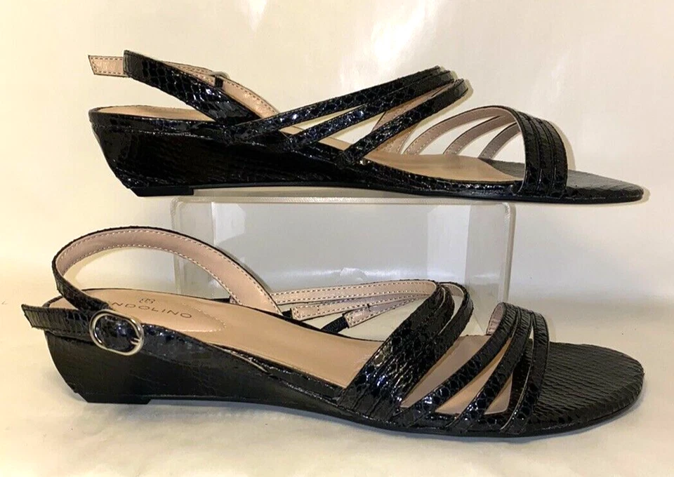 Sandalias de cuña baja con tiras de cuero con textura de serpiente Bandolino para mujer 9M negras *O Foto 3 de 4