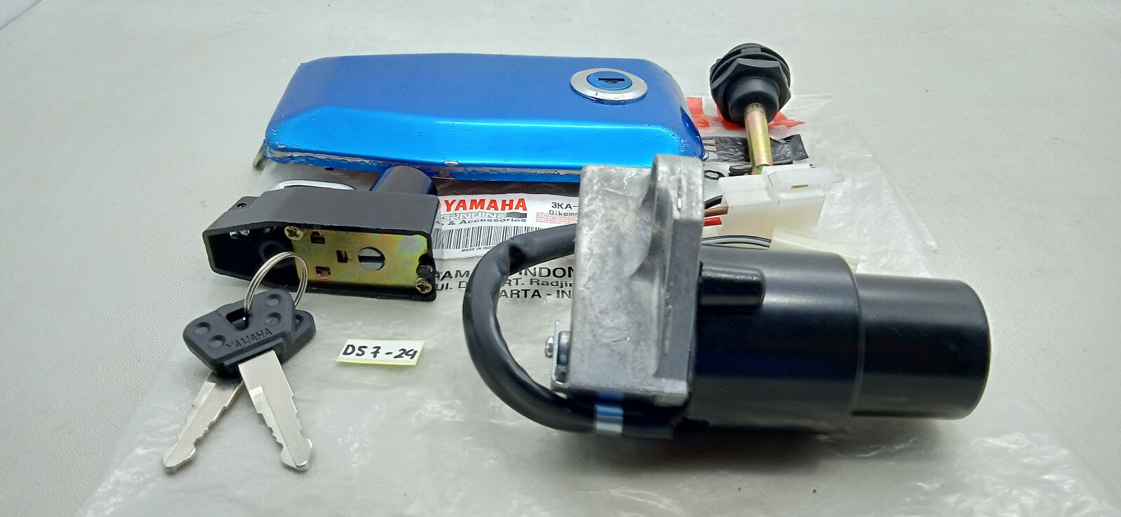 YAMAHA RXK135 RXK RX135 KEY SET GASTANK CAP TOOLBOX HELMET LOCK GENUINE