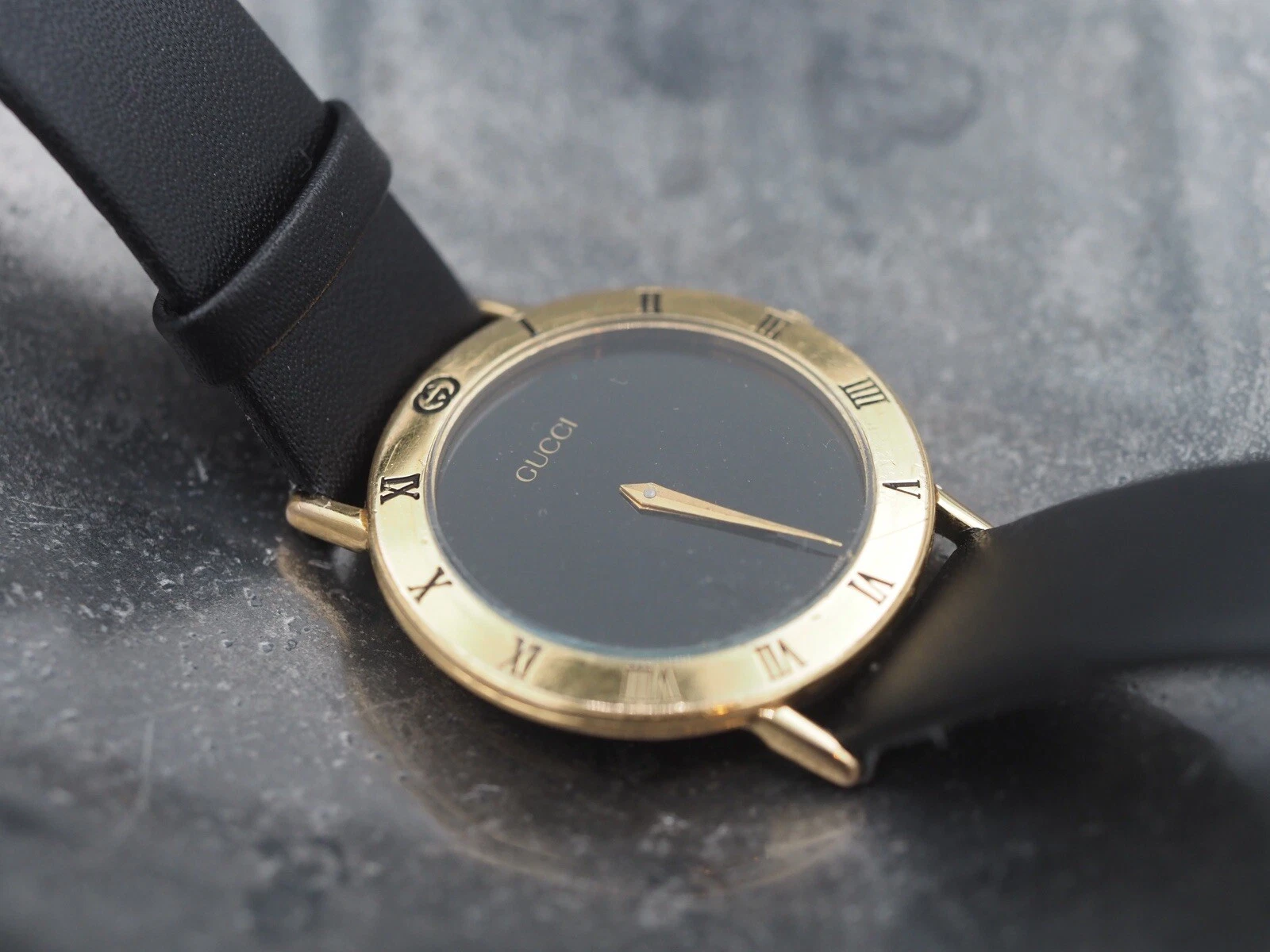 Montre bracelet vintage Gucci ton or/plaqué   bracelet cuir