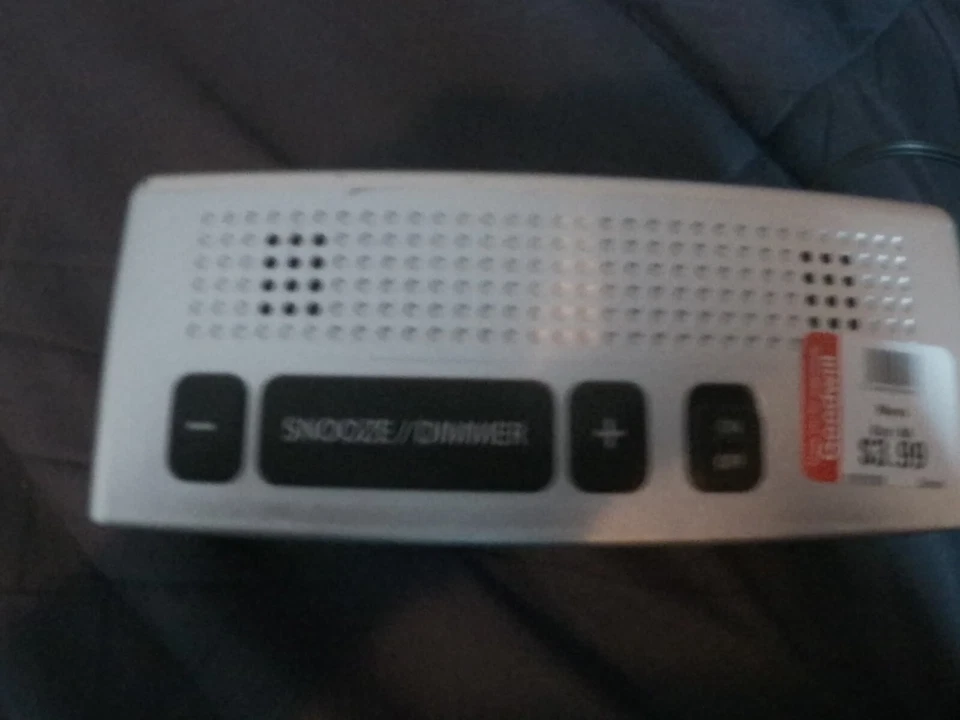 Reloj Despertador Sharp Modelo SP 49 Con Cargador USB Opción Batería Plateado con Atenuador Foto 2 de 4