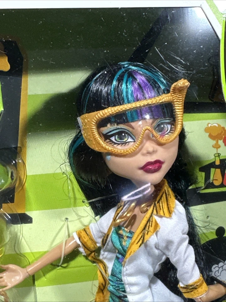 MONSTER HIGH MAD SCIENCE LAB PARTNERS CLEO DE NILE & GHOULIA YELPS - Image 3 of 4