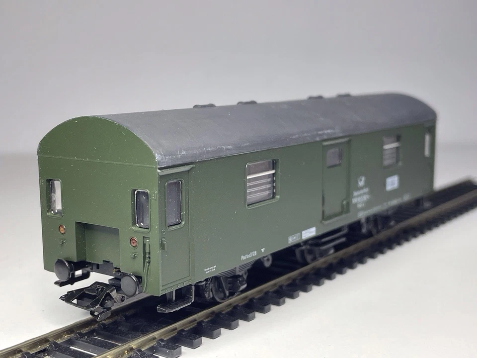 2 Piko HO Scale German 3 Axle Luggage Coach and Postal Van in DR Green 6522 6523 - Image 3 of 4
