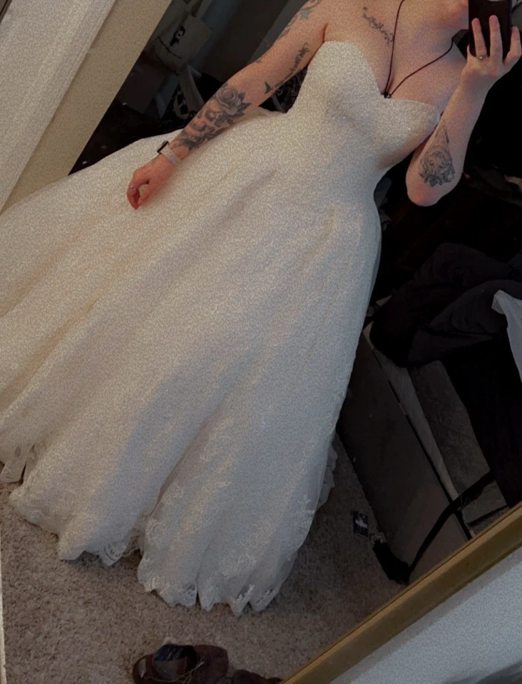 Unused Wedding Dress with Vintage Ivory Lace. Comes With Veil, Headpiece & More. - Image 4 of 4