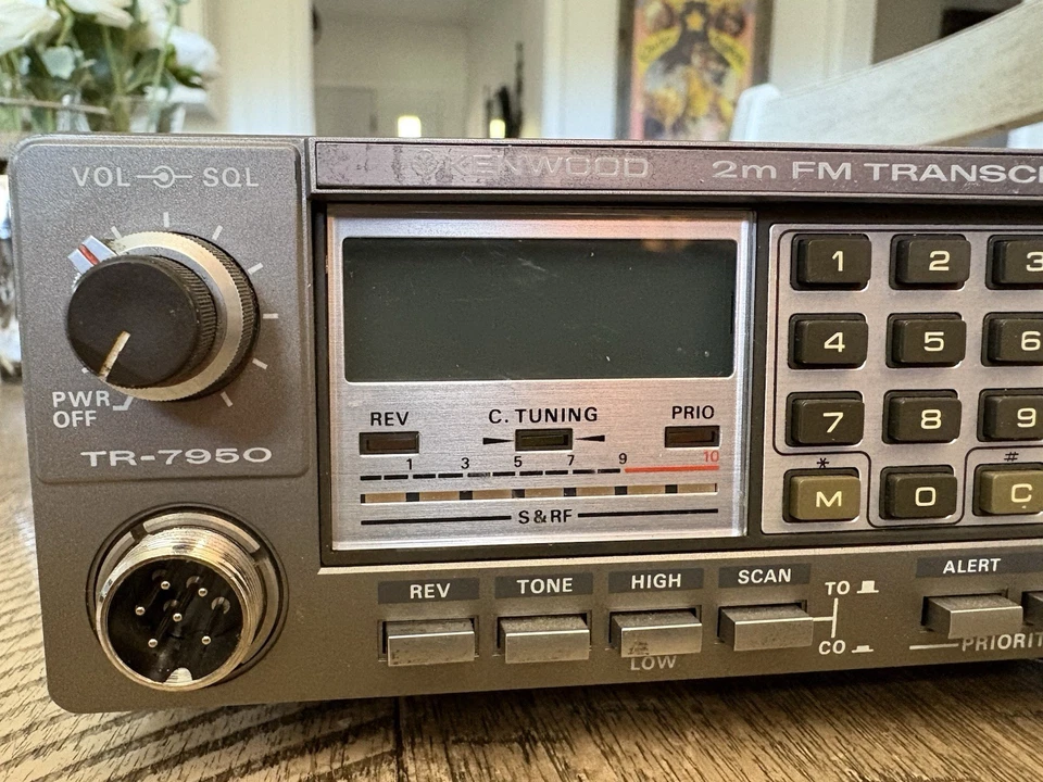 Radio de 2 metros Kenwood TR-7950 con micrófono y cable de alimentación Foto 2 de 4